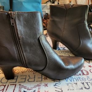 Easy Spirit heeled brown boots size 9m